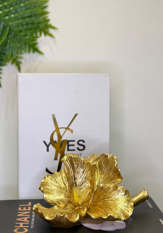 Sculptural Golden Flower Candle Holder – Tranquil Accent Décor for Elegant Homes